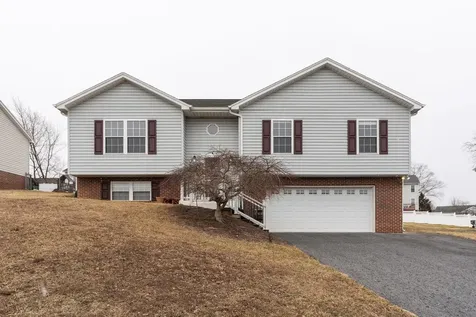 702 Stonewall Circle Staunton VA 24401