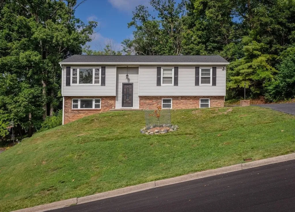 585 Hilltop Drive Staunton VA 24401