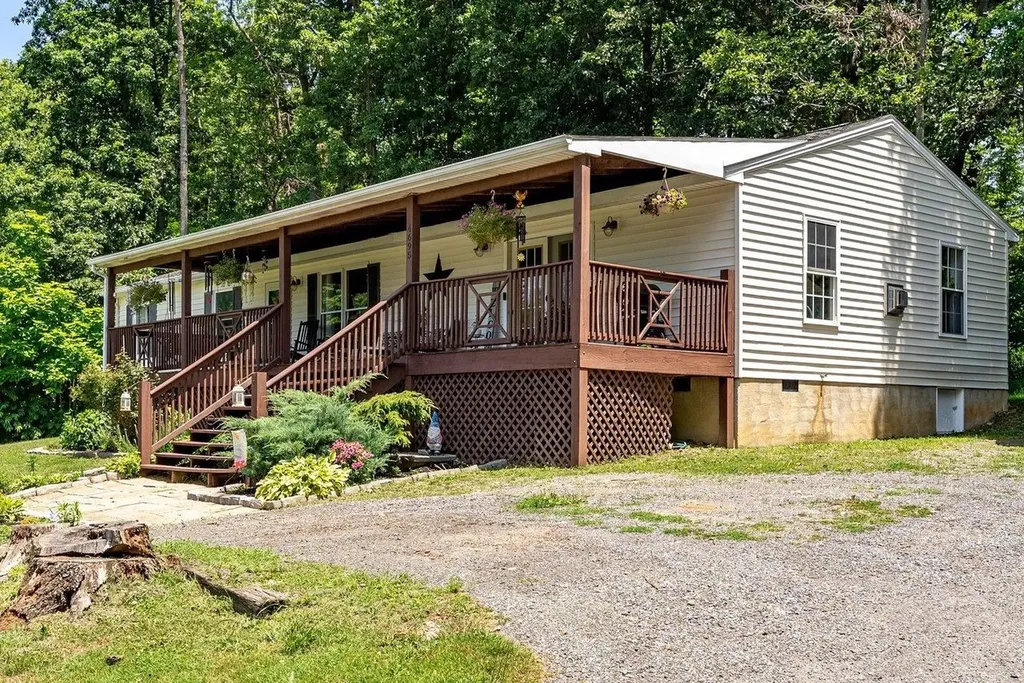 4695 East Side Highway Grottoes VA 24441
