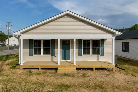 588 Delphine Avenue N Waynesboro VA 22980