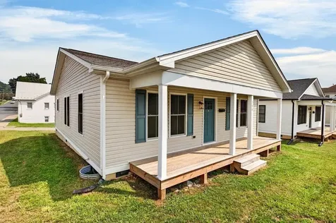 588 Delphine Avenue N Waynesboro VA 22980