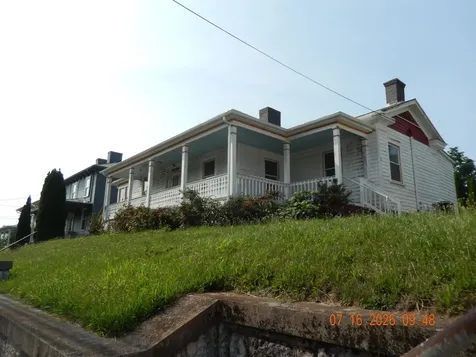 1642 Beverley Street W Staunton VA 24401