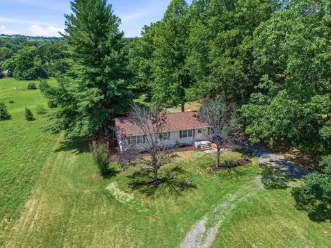2882 East Side Highway Crimora VA 24431