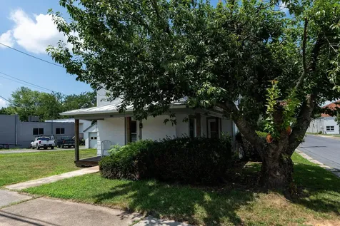 489 Charlotte Avenue N Waynesboro VA 22980