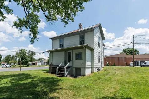 489 Charlotte Avenue N Waynesboro VA 22980