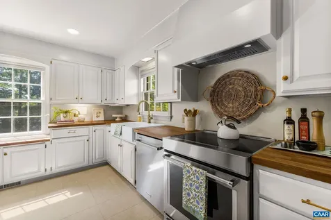 102 Meadowbrook Court Charlottesville VA 22901