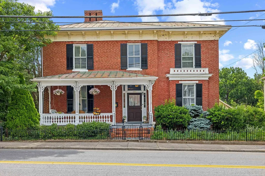 923 Augusta Street N Staunton VA 24401