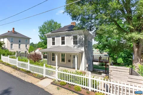433 Winchester Avenue N Waynesboro VA 22980