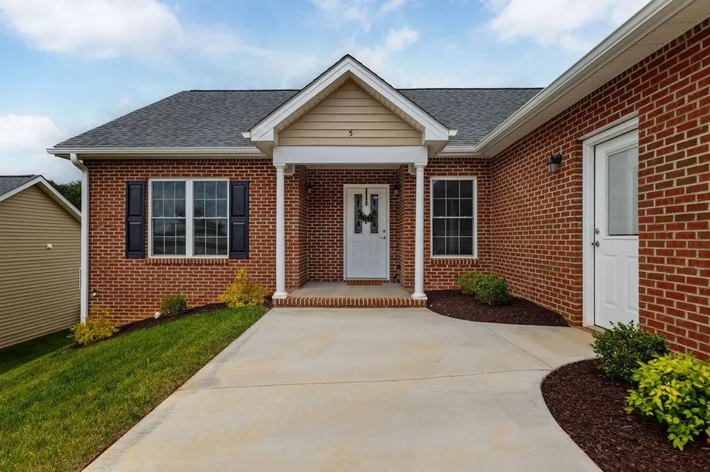 5 River Oak Drive Staunton VA 24401