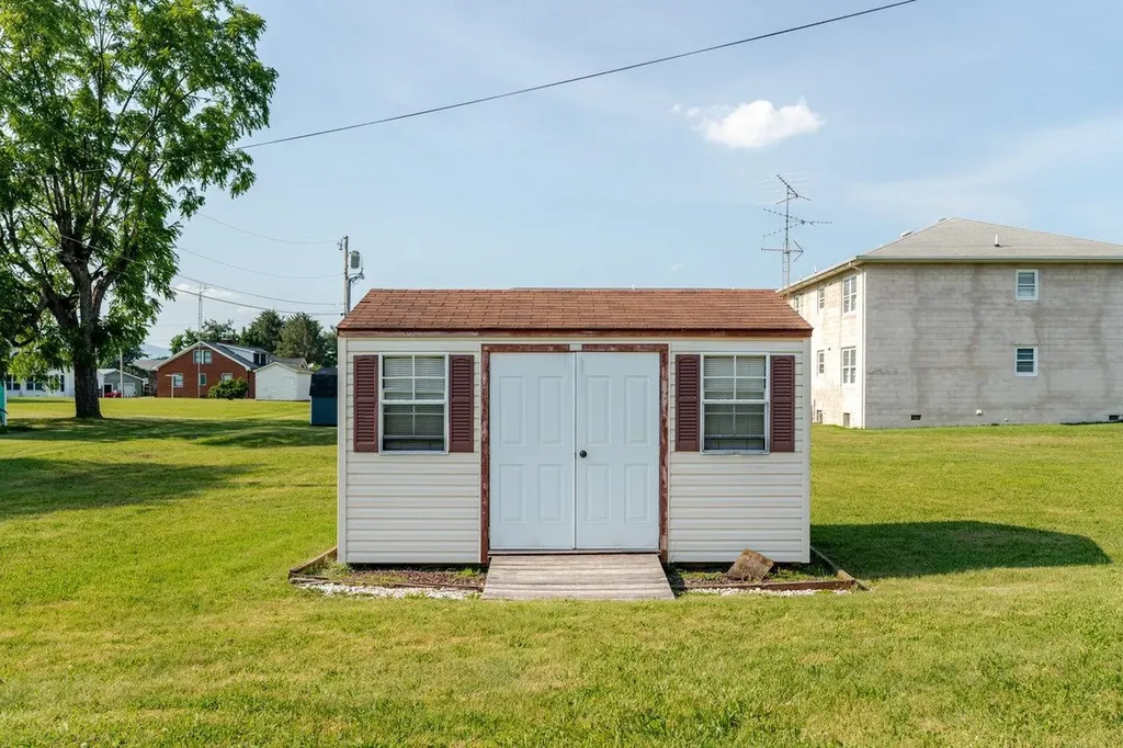 205 Lewis Avenue Elkton VA 22827