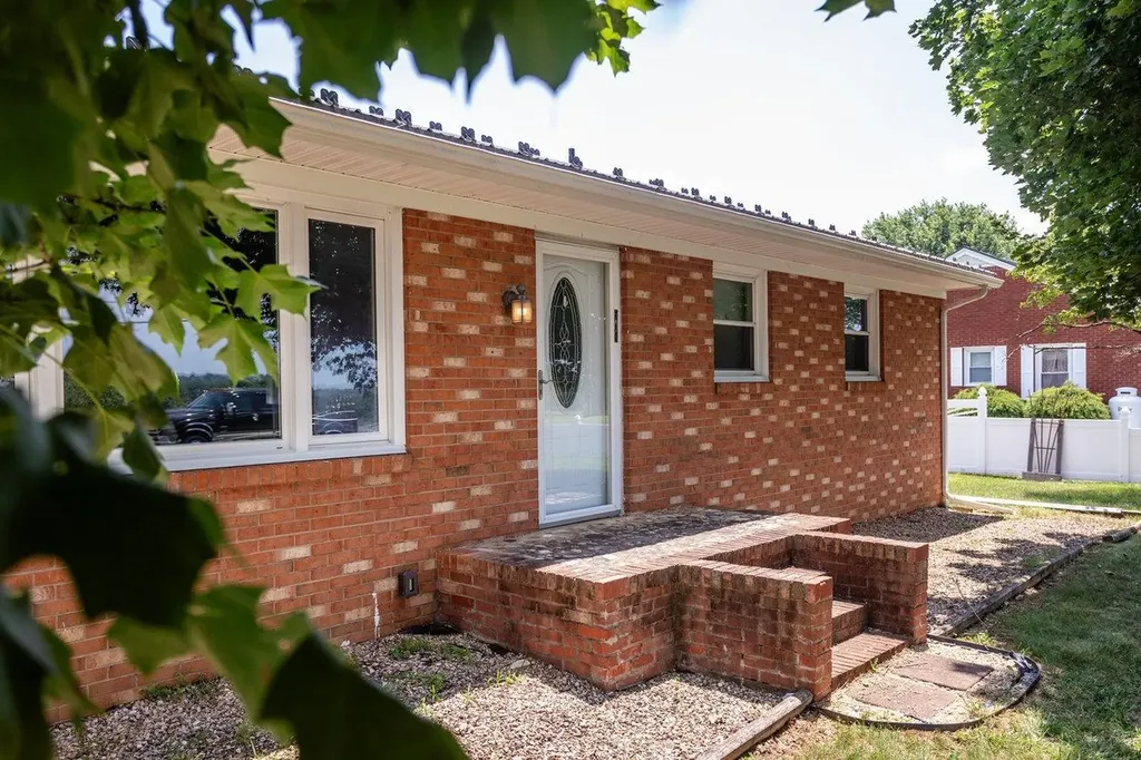 508 Stuart Avenue N Elkton VA 22827