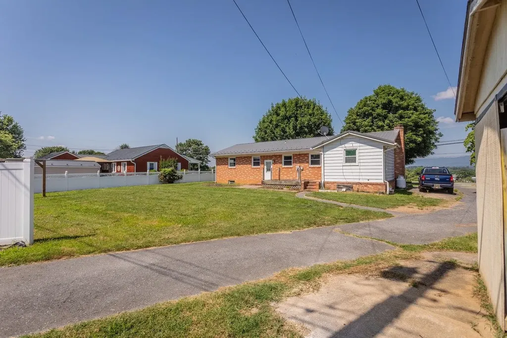 508 Stuart Avenue N Elkton VA 22827