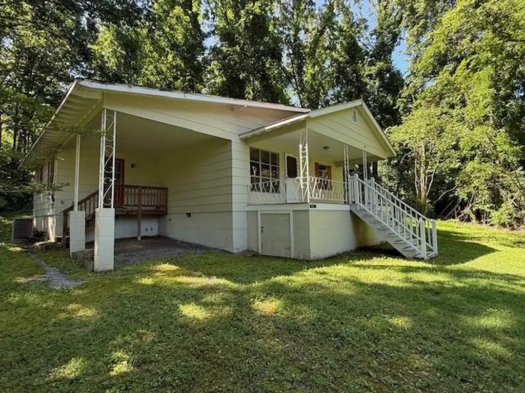 1921 Lakeshore Drive S Louisa VA 23093