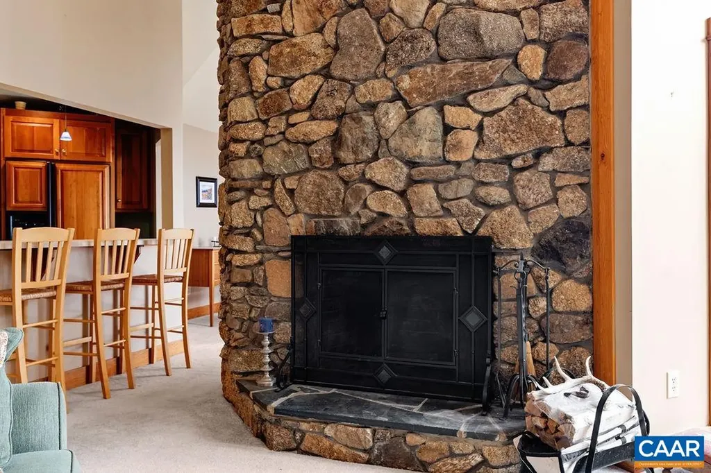 788 Devils Knob Loop Roseland VA 22967