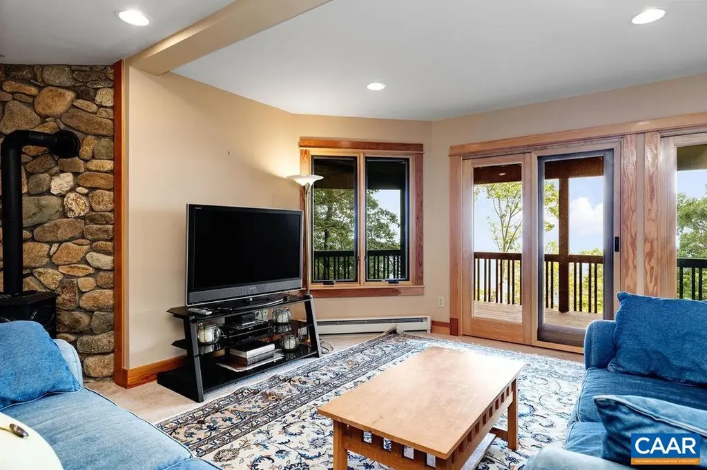 788 Devils Knob Loop Roseland VA 22967