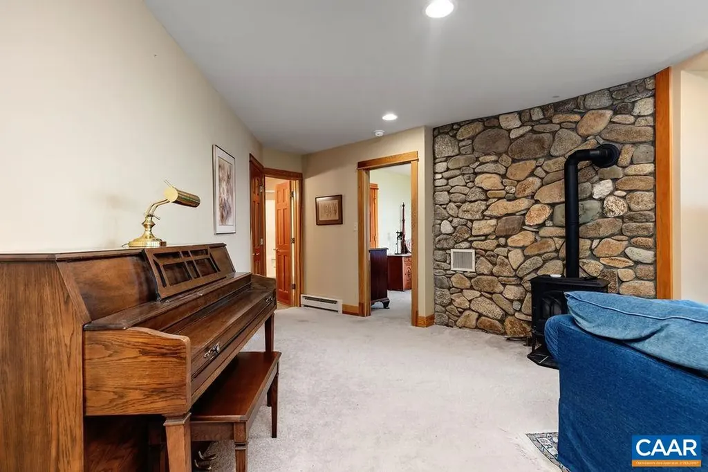 788 Devils Knob Loop Roseland VA 22967