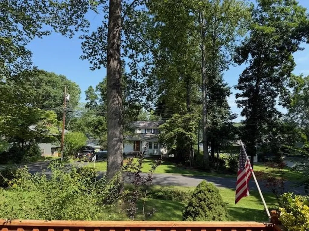 1909 Lakeshore Drive S Louisa VA 23093