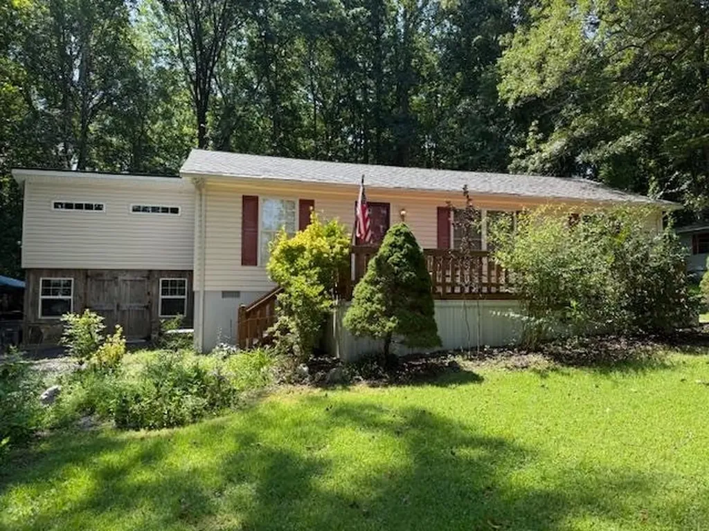 1909 Lakeshore Drive S Louisa VA 23093