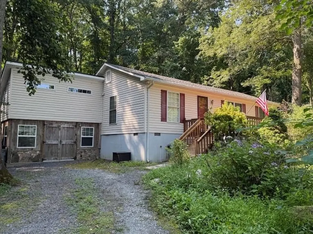 1909 Lakeshore Drive S Louisa VA 23093