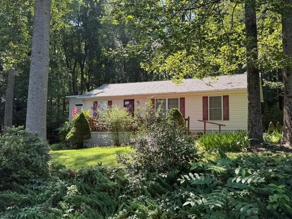 1909 Lakeshore Drive S Louisa VA 23093