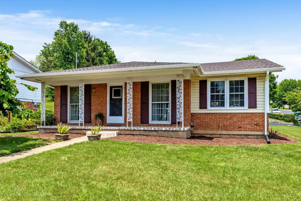 208 Thomas Street Staunton VA 24401