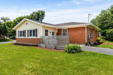 208 Thomas Street Staunton VA 24401