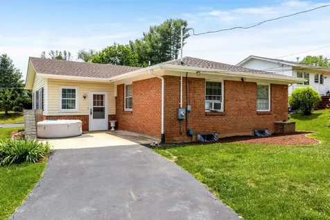 208 Thomas Street Staunton VA 24401