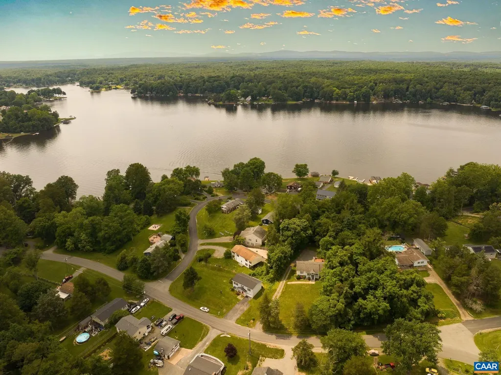 516 Lakeshore Drive S Louisa VA 23093