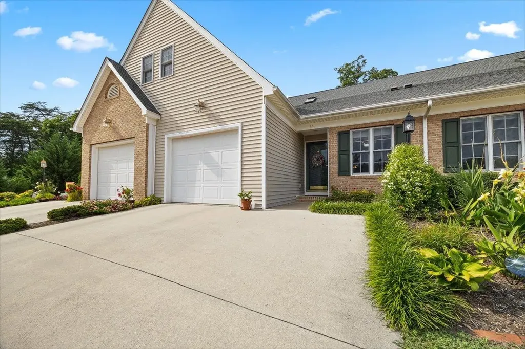 35 Hickory Nut Lane Staunton VA 24401