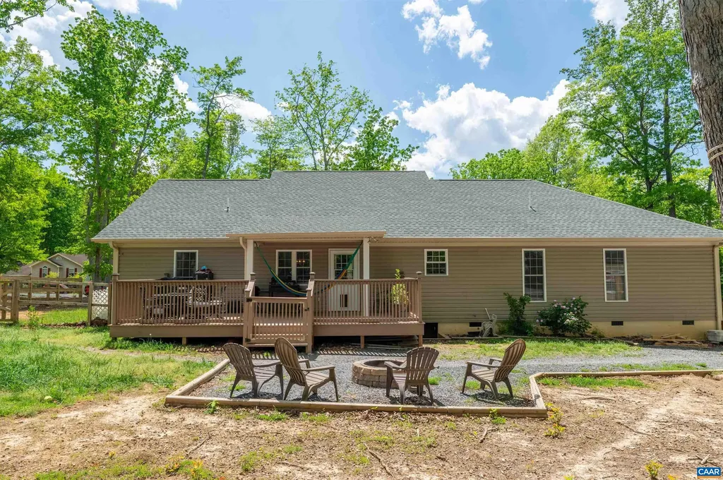 31 Oak Grove Road Palmyra VA 22963