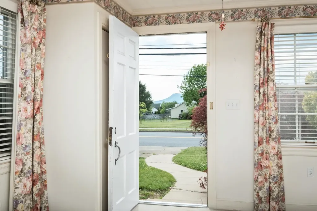 208 Stuart Avenue N Elkton VA 22827