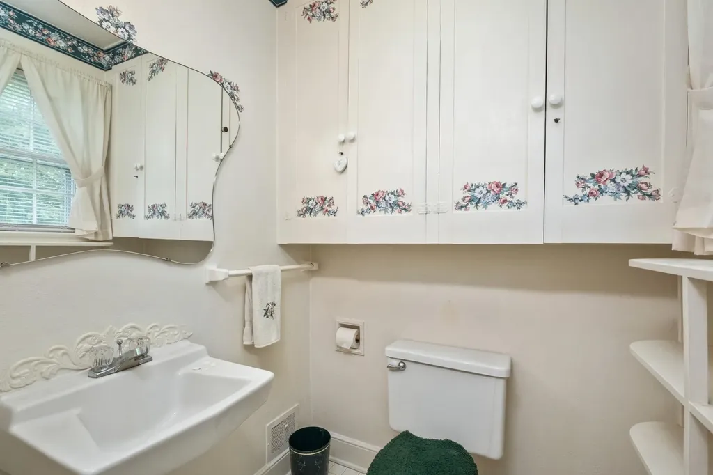 208 Stuart Avenue N Elkton VA 22827