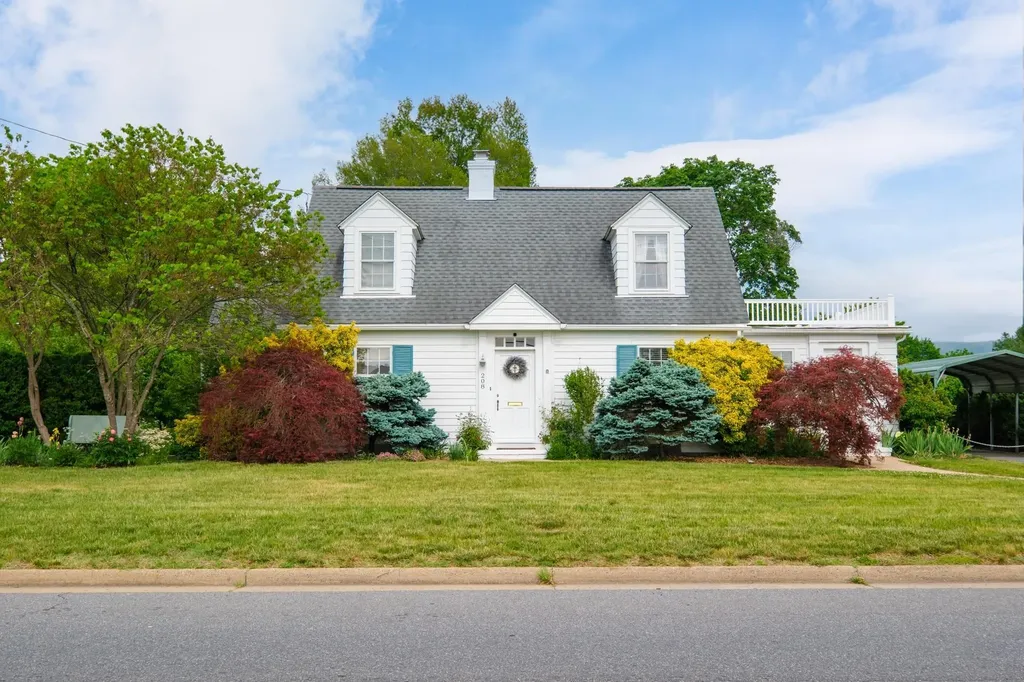 208 Stuart Avenue N Elkton VA 22827