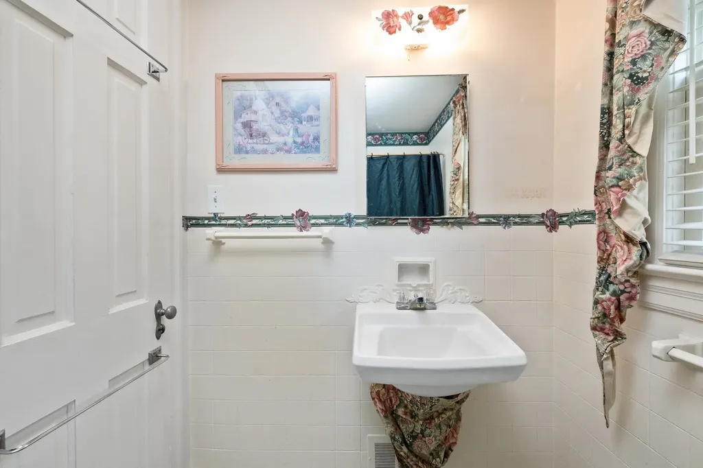 208 Stuart Avenue N Elkton VA 22827