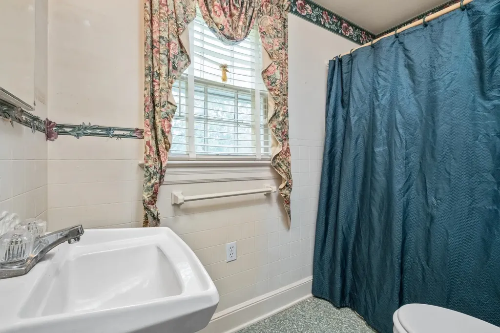 208 Stuart Avenue N Elkton VA 22827