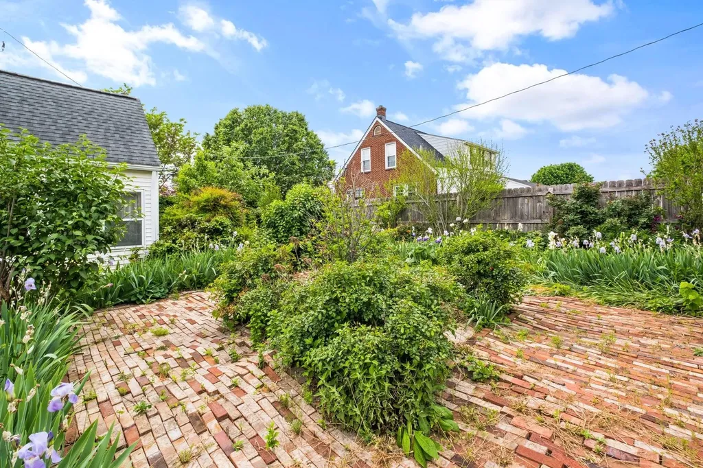 208 Stuart Avenue N Elkton VA 22827