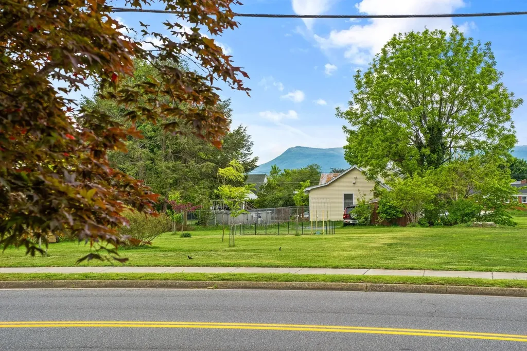 208 Stuart Avenue N Elkton VA 22827