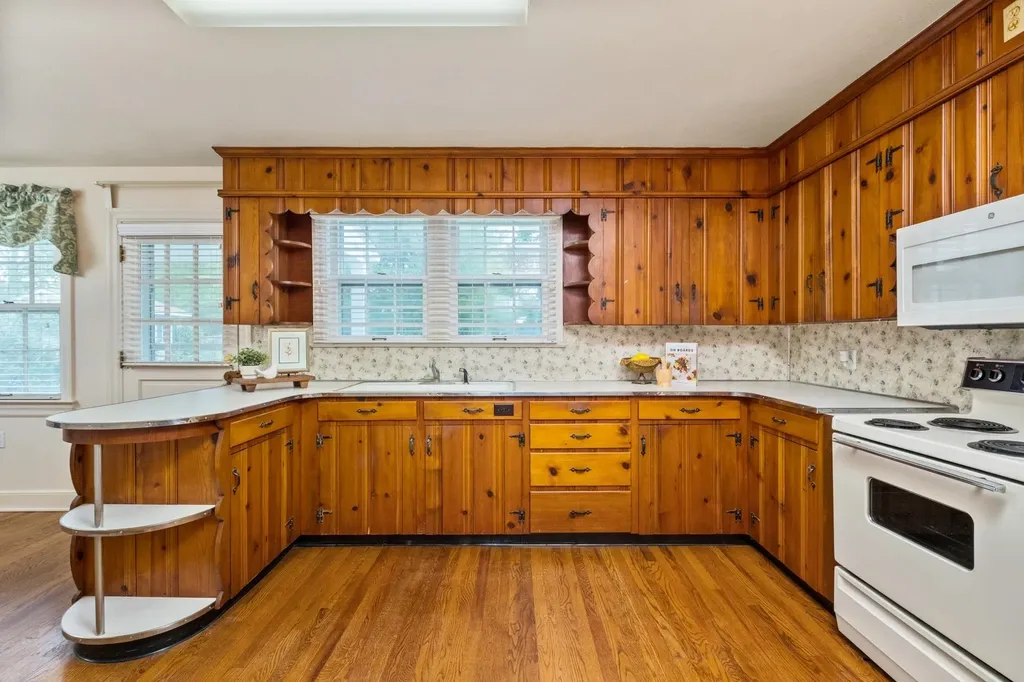 208 Stuart Avenue N Elkton VA 22827