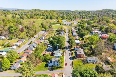 105 Lake Avenue Staunton VA 24401