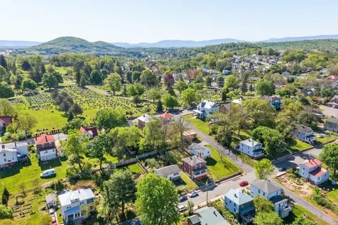 105 Lake Avenue Staunton VA 24401