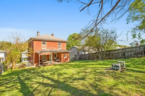105 Lake Avenue Staunton VA 24401
