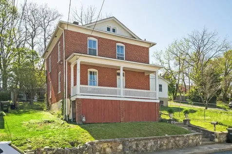 105 Lake Avenue Staunton VA 24401
