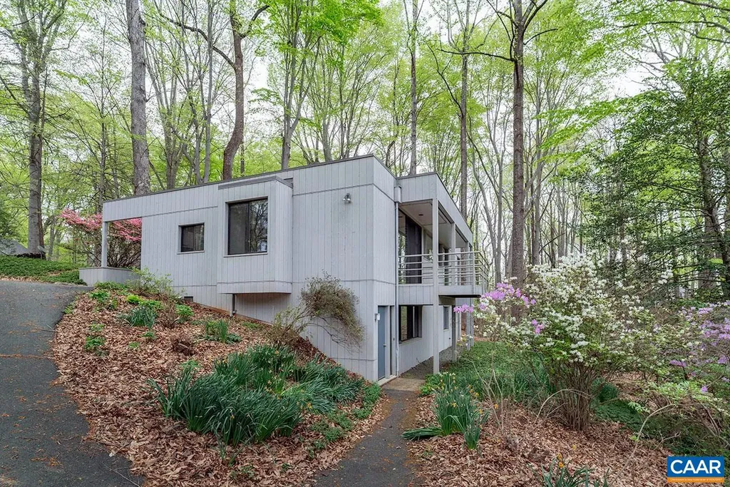 Charlottesville VA, 1502 Holly Road