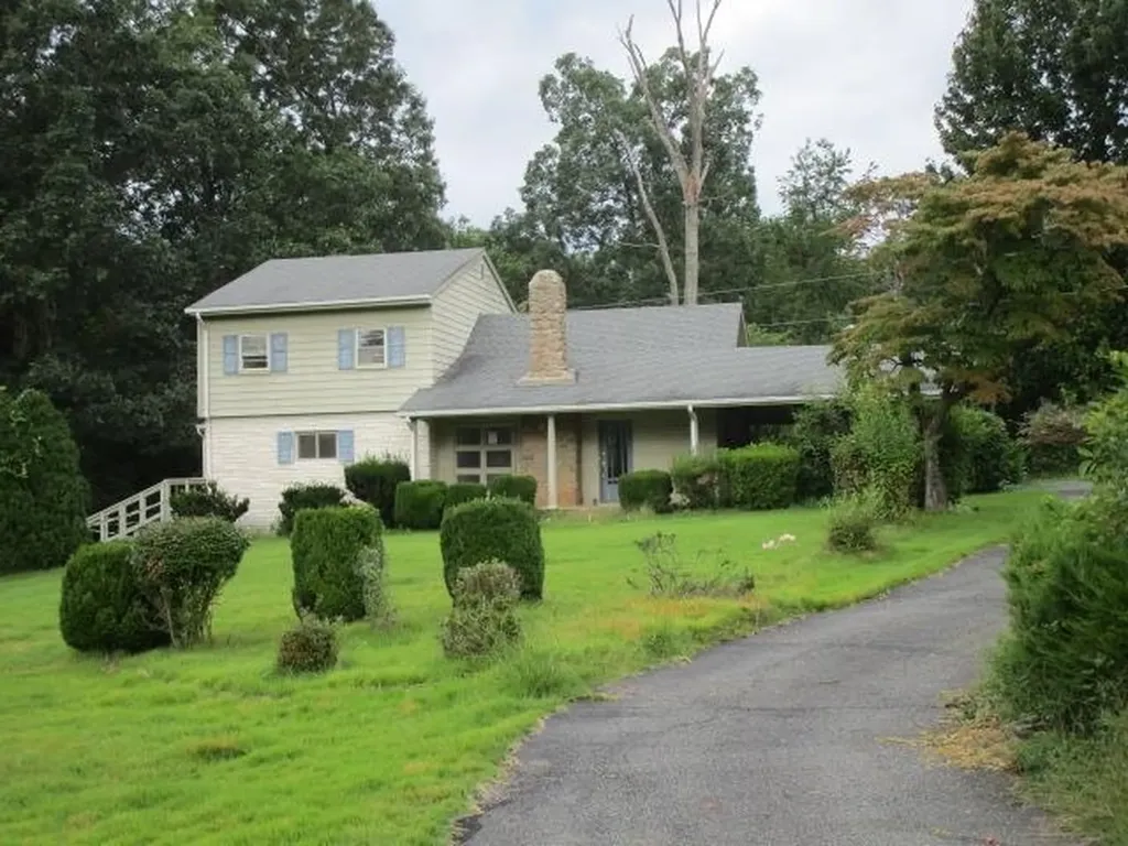 37 Oak Grove Lane Nellysford VA 22958