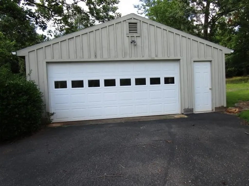 37 Oak Grove Lane Nellysford VA 22958