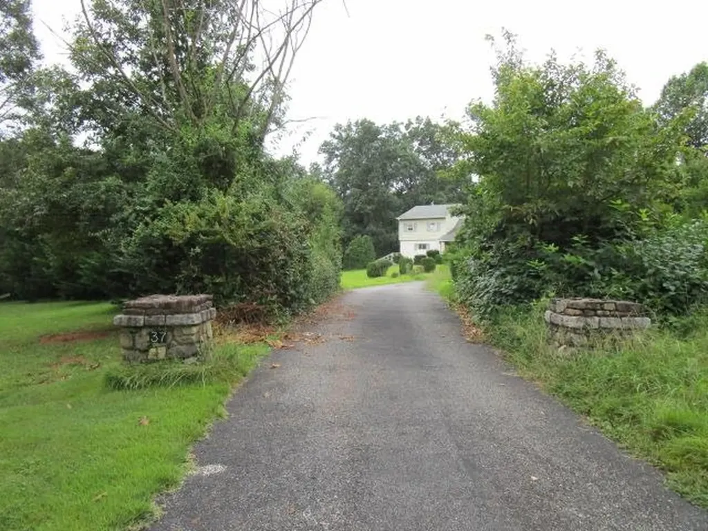 37 Oak Grove Lane Nellysford VA 22958