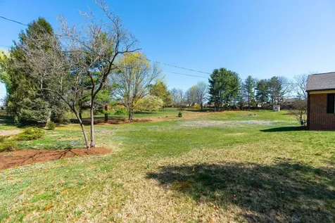 98 York Avenue Stuarts Draft VA 24477