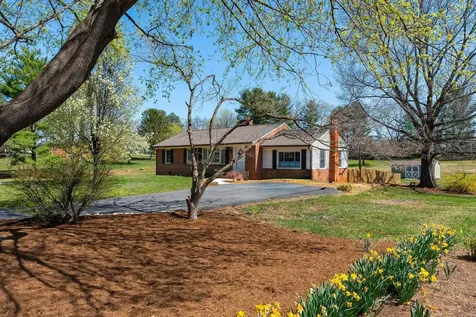 98 York Avenue Stuarts Draft VA 24477