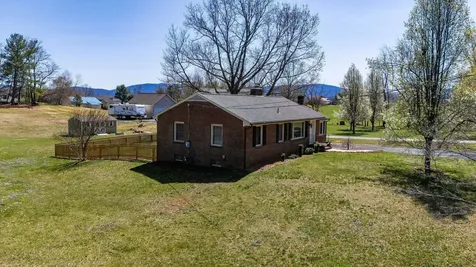 98 York Avenue Stuarts Draft VA 24477