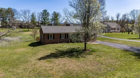 98 York Avenue Stuarts Draft VA 24477